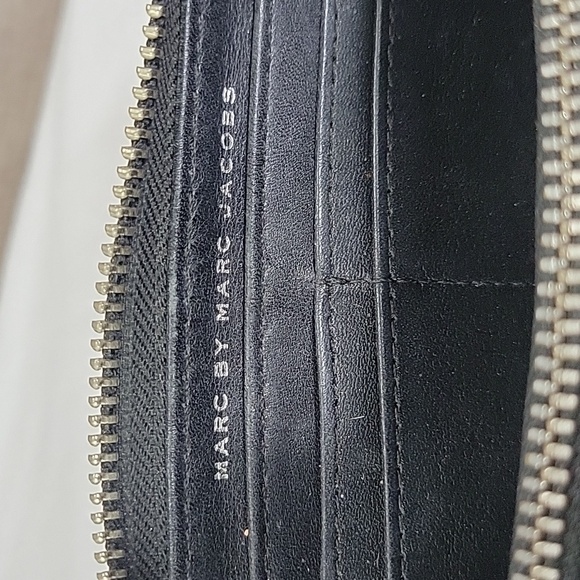 Marc by Marc Jacobs Red Black Leather Zip Around Wallet - Picture 12 of 12